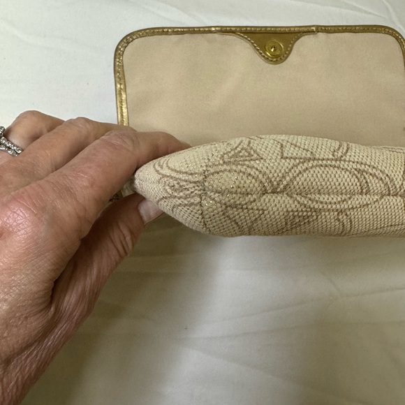 Coach Cream Clutch with Signature Design - Picture 5 of 14